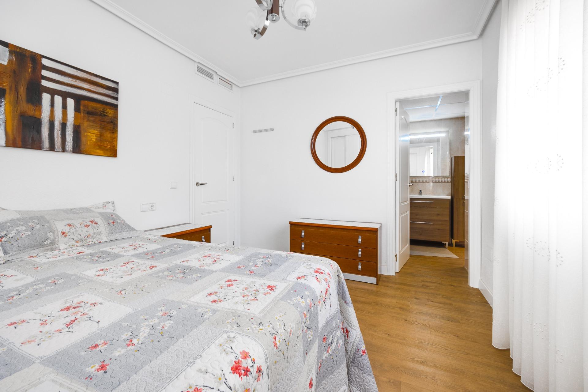 For sale - 3 Bedroom 2 Bathroom Apartment in Torrevieja - Centro  - Alicante