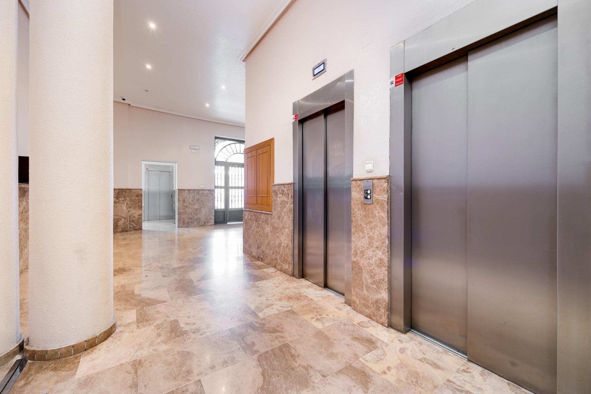 For sale - 3 Bedroom 2 Bathroom Apartment in Torrevieja - Centro  - Alicante