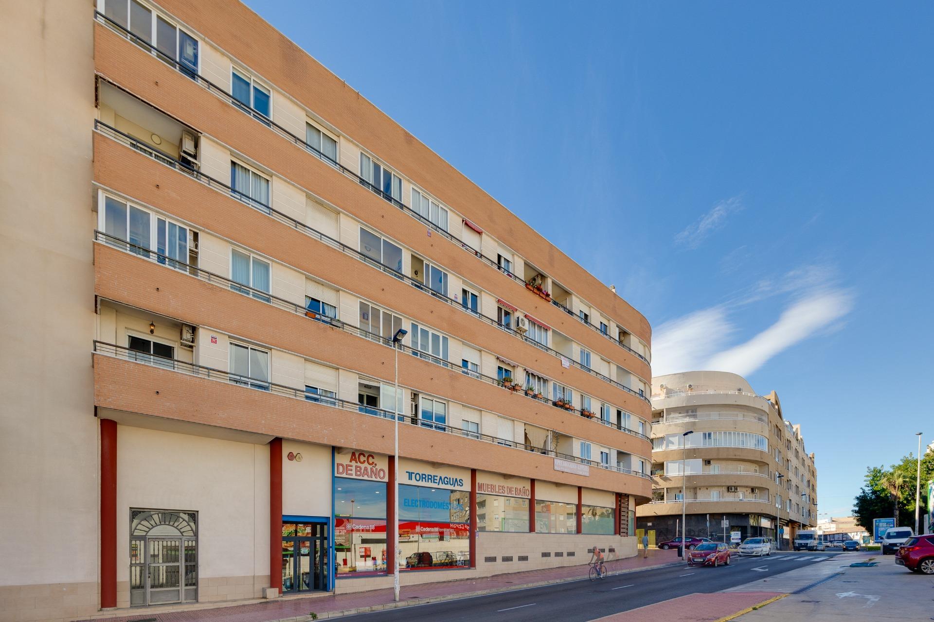 For sale - 3 Bedroom 2 Bathroom Apartment in Torrevieja - Centro  - Alicante