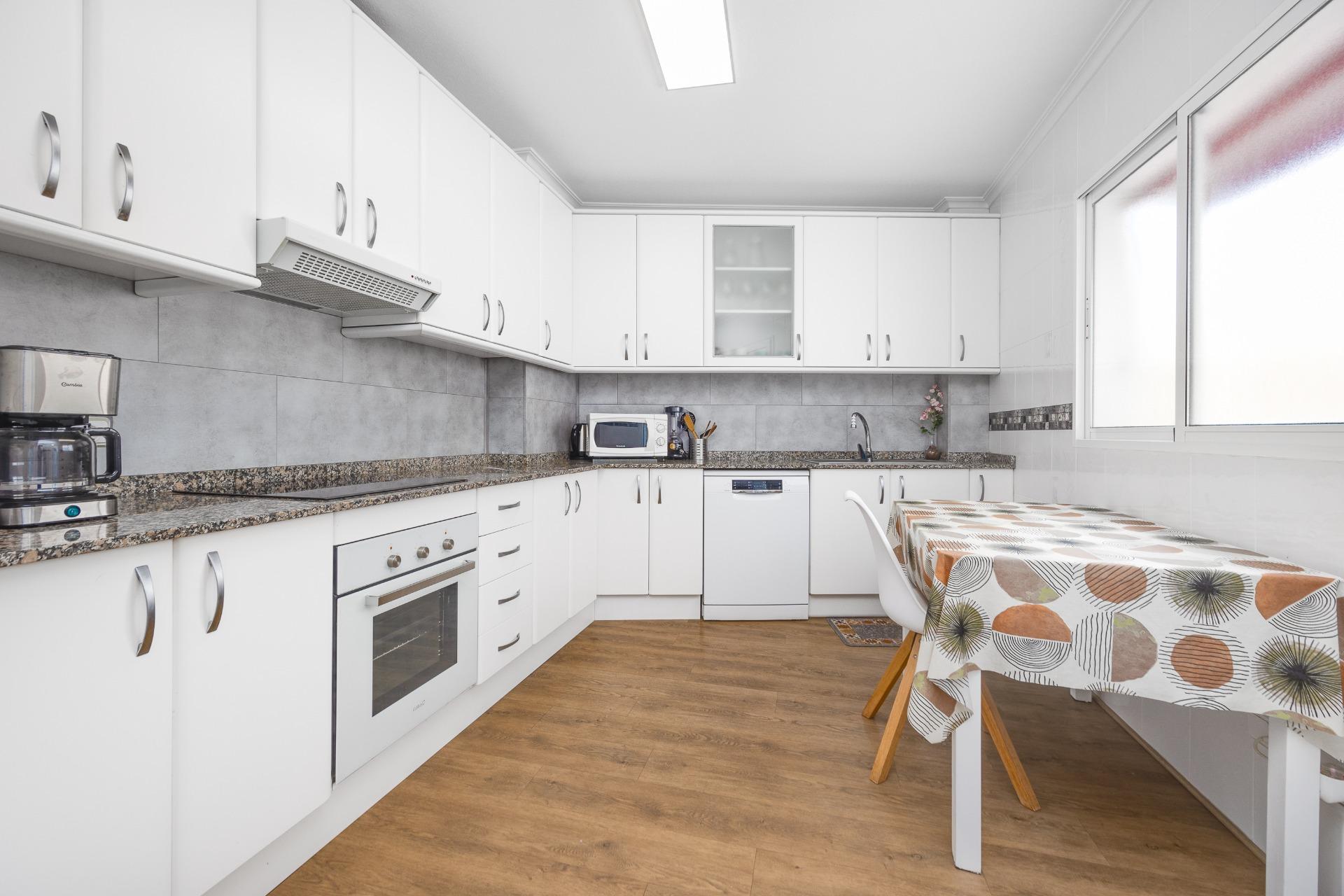 For sale - 3 Bedroom 2 Bathroom Apartment in Torrevieja - Centro  - Alicante