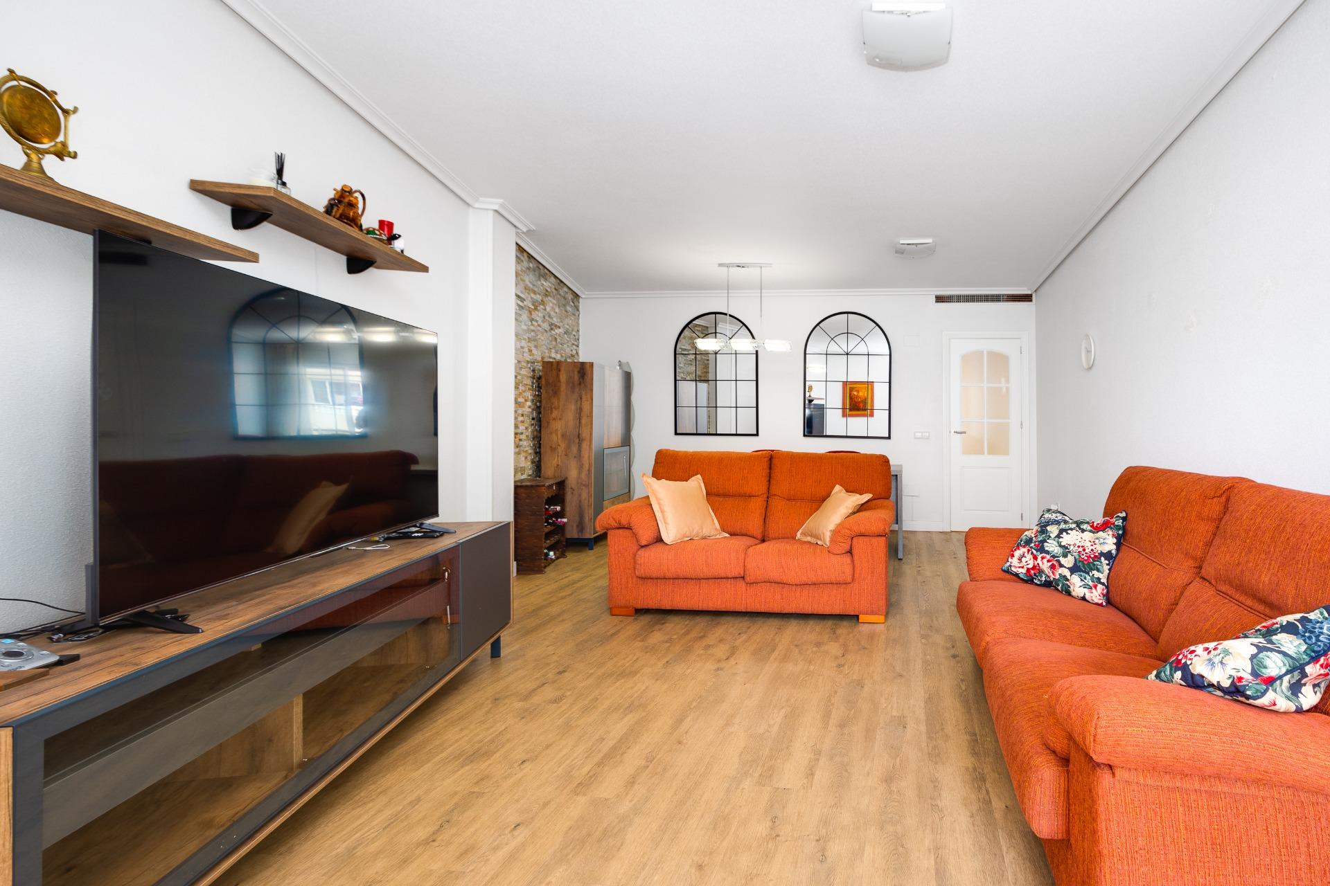 For sale - 3 Bedroom 2 Bathroom Apartment in Torrevieja - Centro  - Alicante