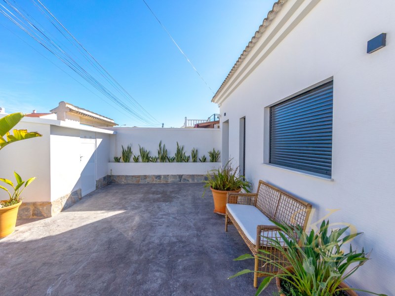 For sale - 3 Bedroom 2 Bathroom Villa in Torrevieja - Costa Blanca  - Alicante