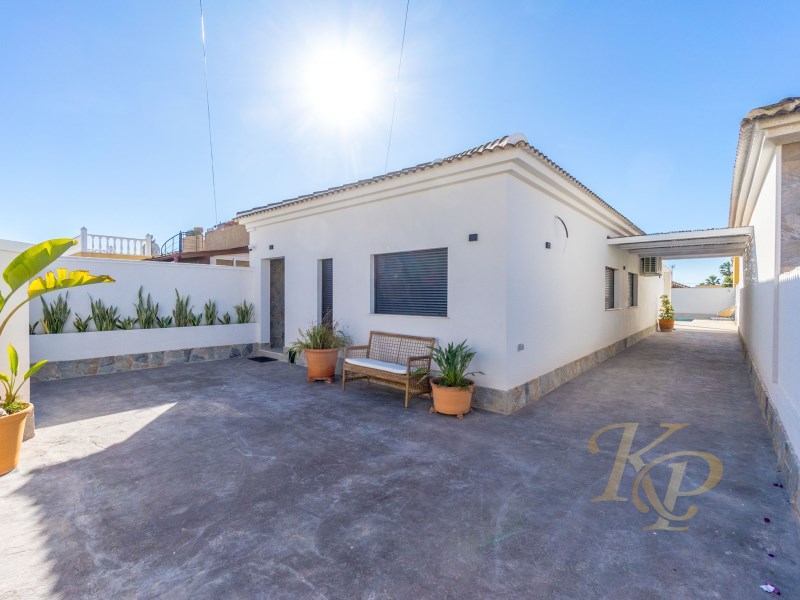 For sale - 3 Bedroom 2 Bathroom Villa in Torrevieja - Costa Blanca  - Alicante