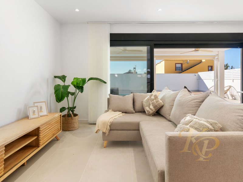 For sale - 3 Bedroom 2 Bathroom Villa in Torrevieja - Costa Blanca  - Alicante