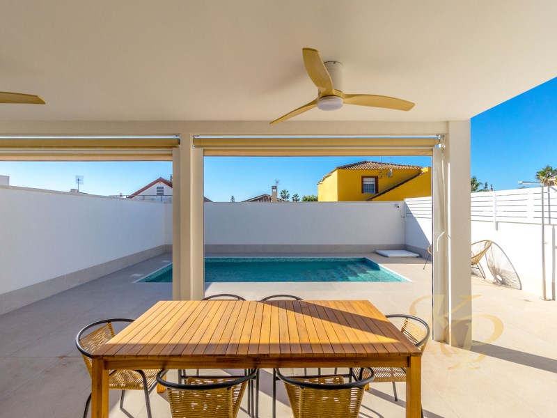 For sale - 3 Bedroom 2 Bathroom Villa in Torrevieja - Costa Blanca  - Alicante