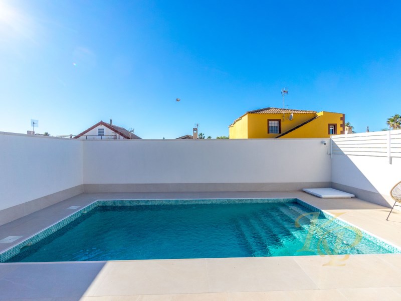 For sale - 3 Bedroom 2 Bathroom Villa in Torrevieja - Costa Blanca  - Alicante