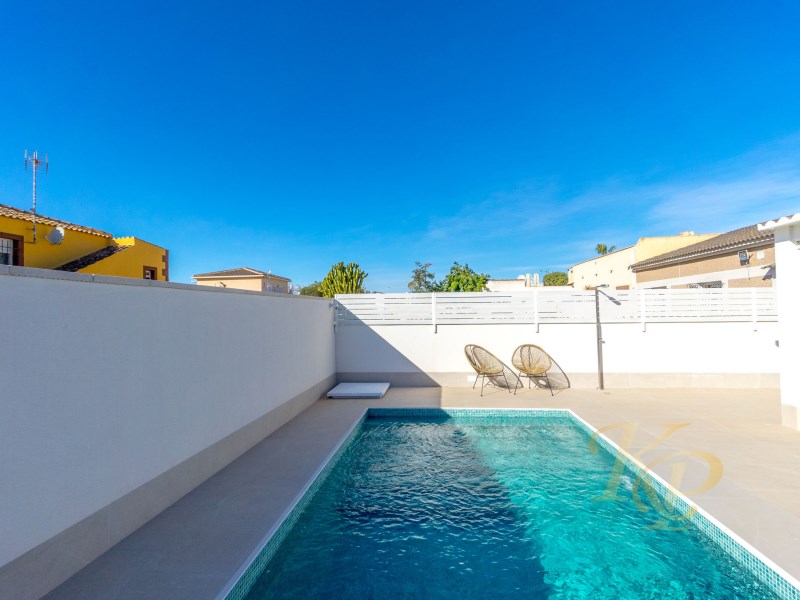For sale - 3 Bedroom 2 Bathroom Villa in Torrevieja - Costa Blanca  - Alicante