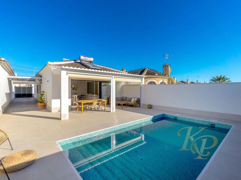 For sale - 3 Bedroom 2 Bathroom Villa in Torrevieja - Costa Blanca  - Alicante