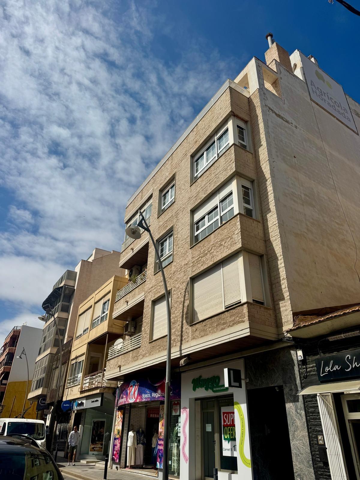 For sale - 5 Bedroom 2 Bathroom Apartment in Torrevieja - Centro  - Alicante