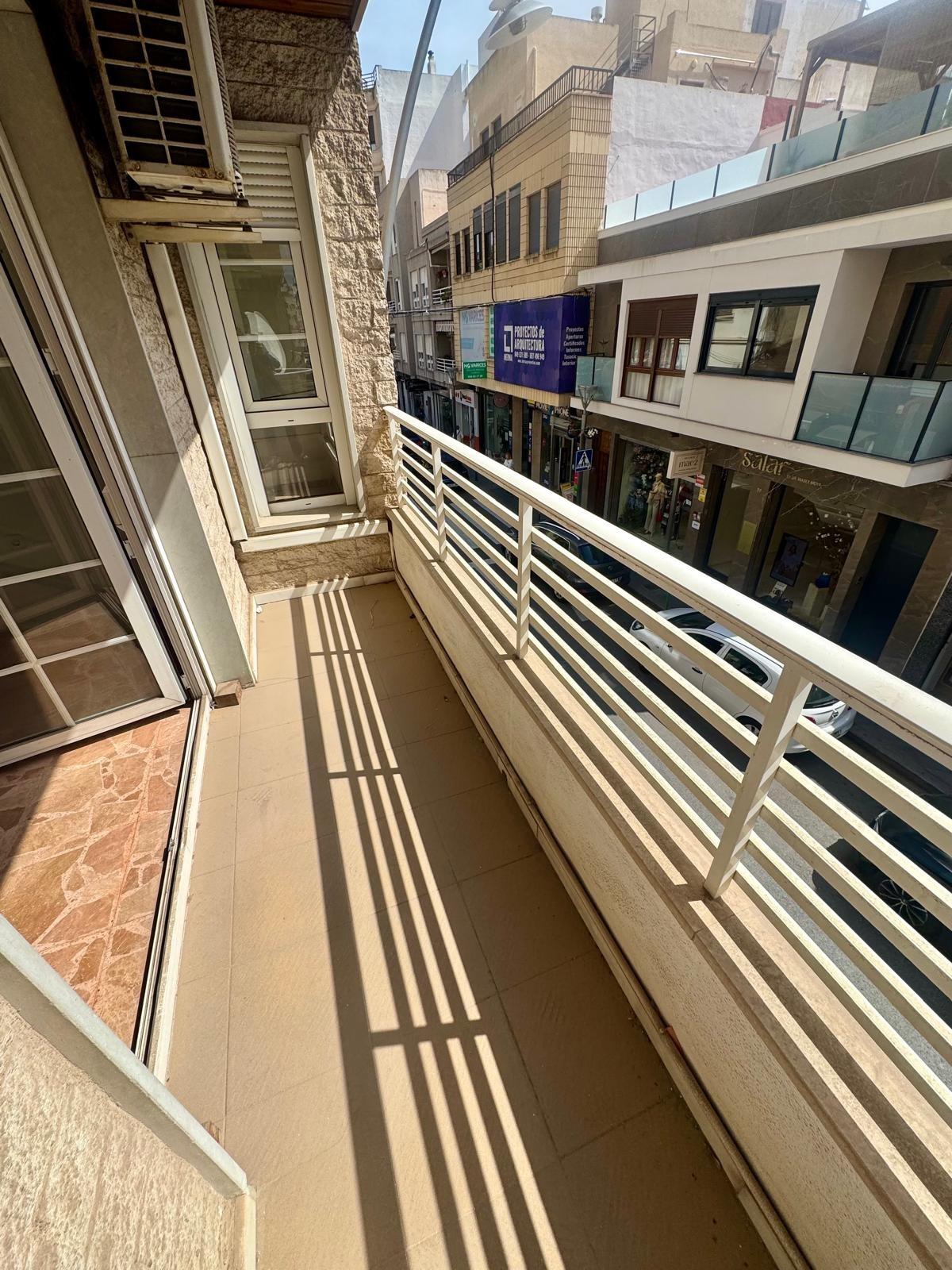 For sale - 5 Bedroom 2 Bathroom Apartment in Torrevieja - Centro  - Alicante