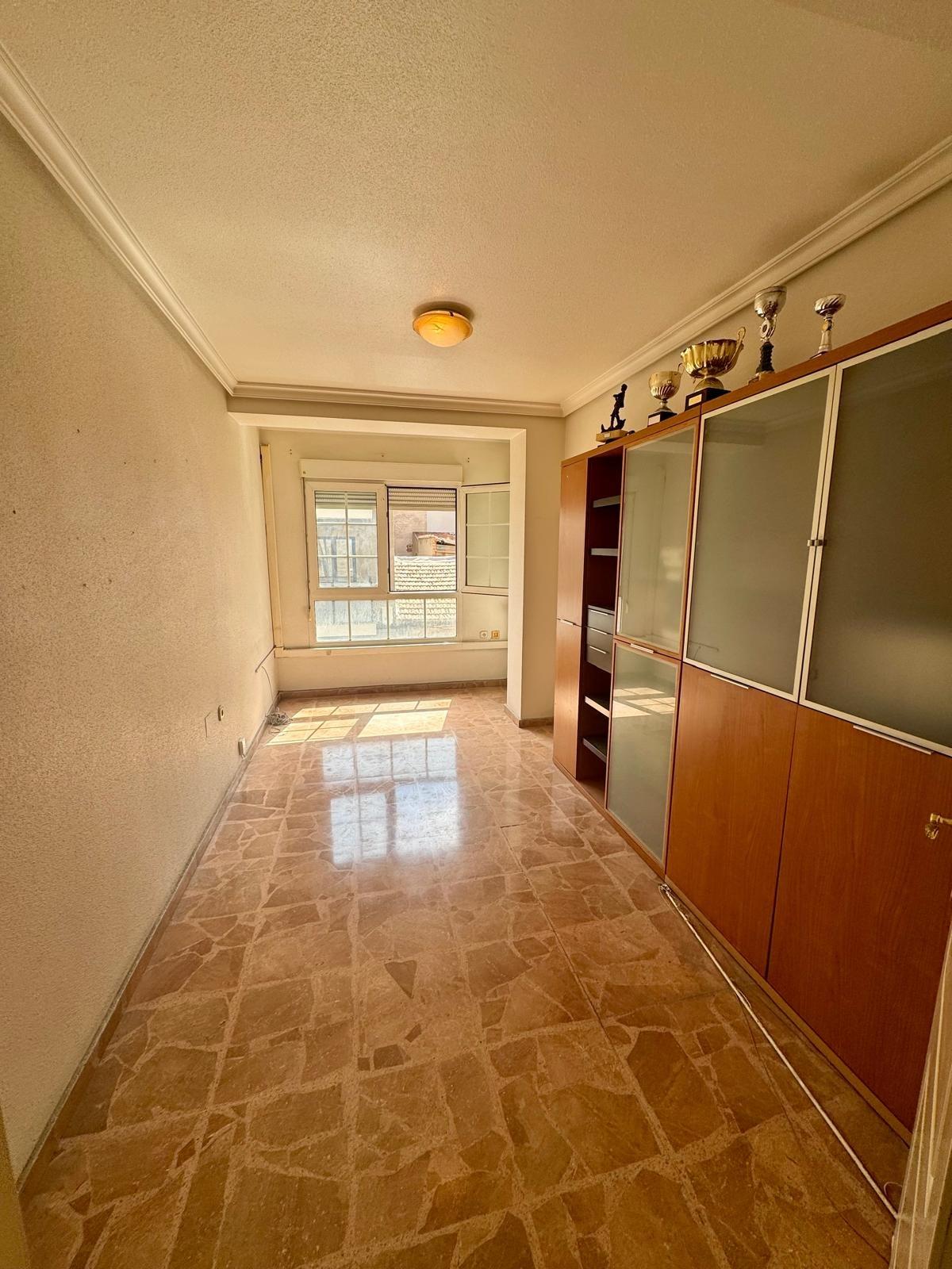 For sale - 5 Bedroom 2 Bathroom Apartment in Torrevieja - Centro  - Alicante