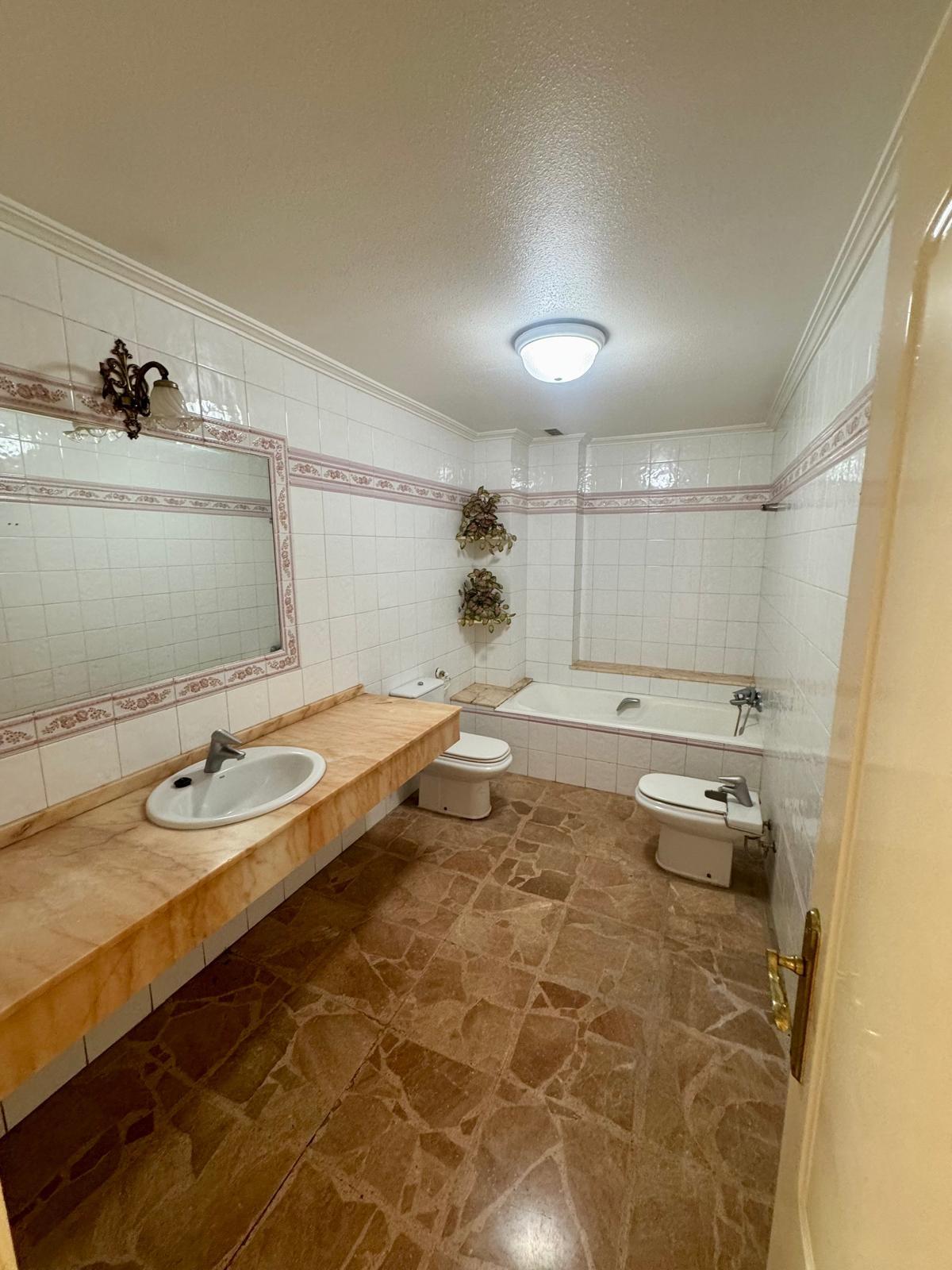 For sale - 5 Bedroom 2 Bathroom Apartment in Torrevieja - Centro  - Alicante