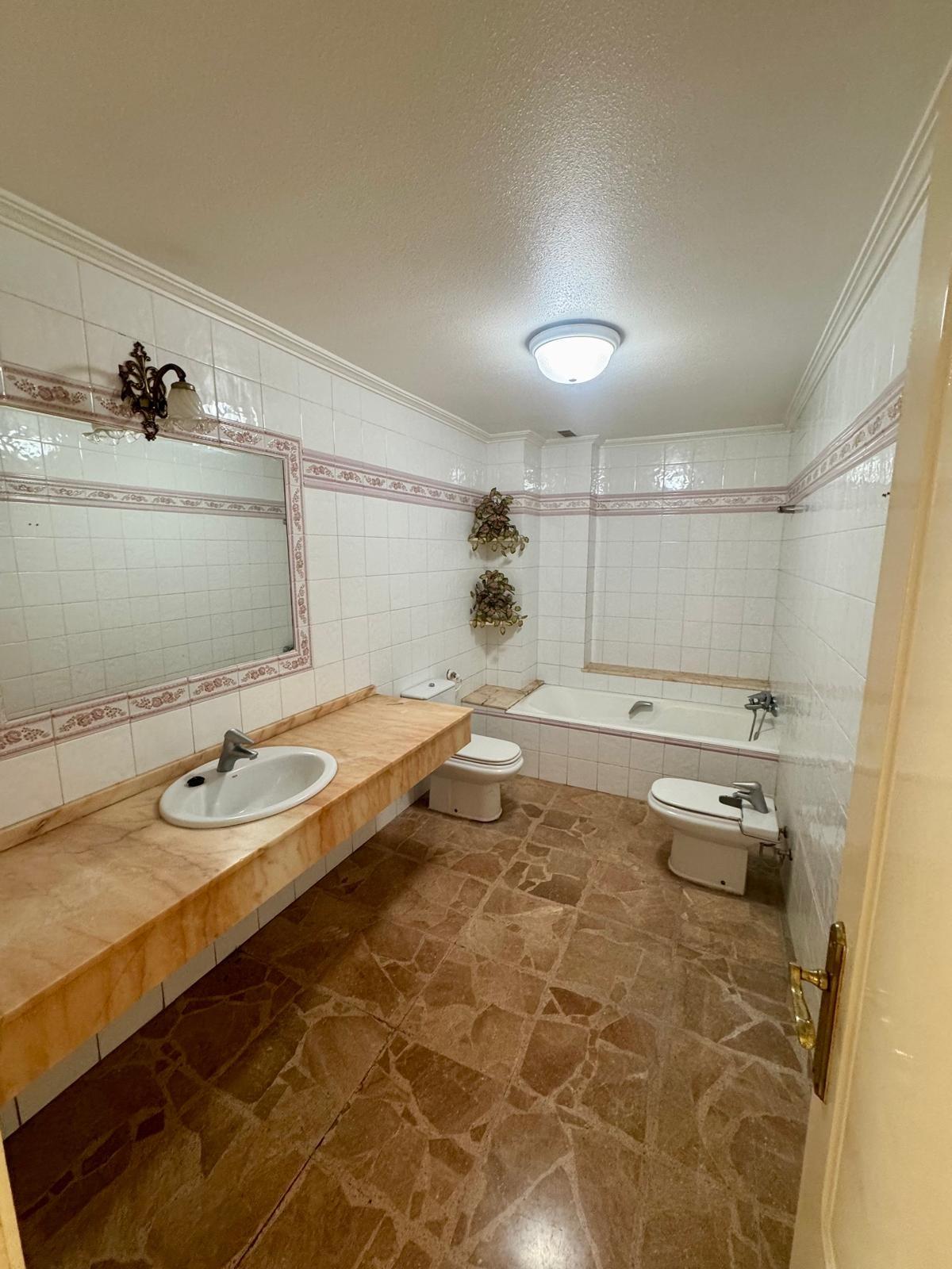 For sale - 5 Bedroom 2 Bathroom Apartment in Torrevieja - Centro  - Alicante