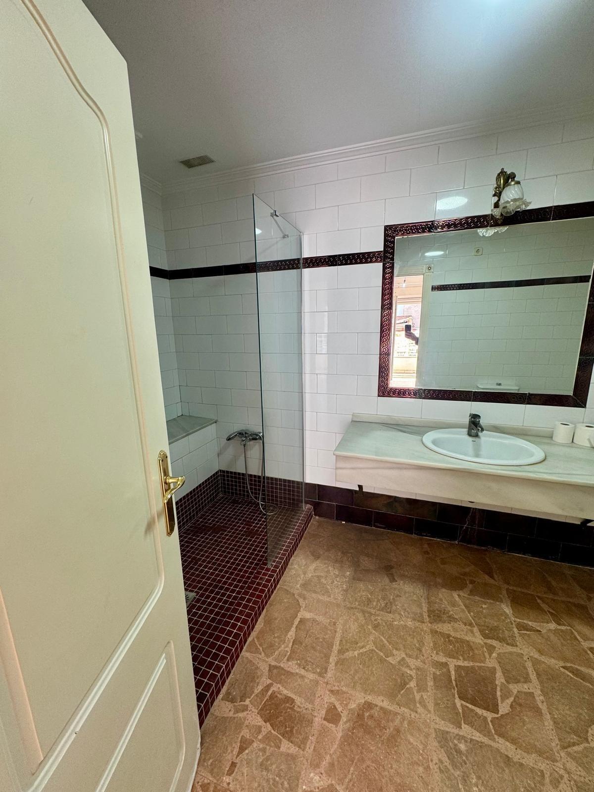 For sale - 5 Bedroom 2 Bathroom Apartment in Torrevieja - Centro  - Alicante