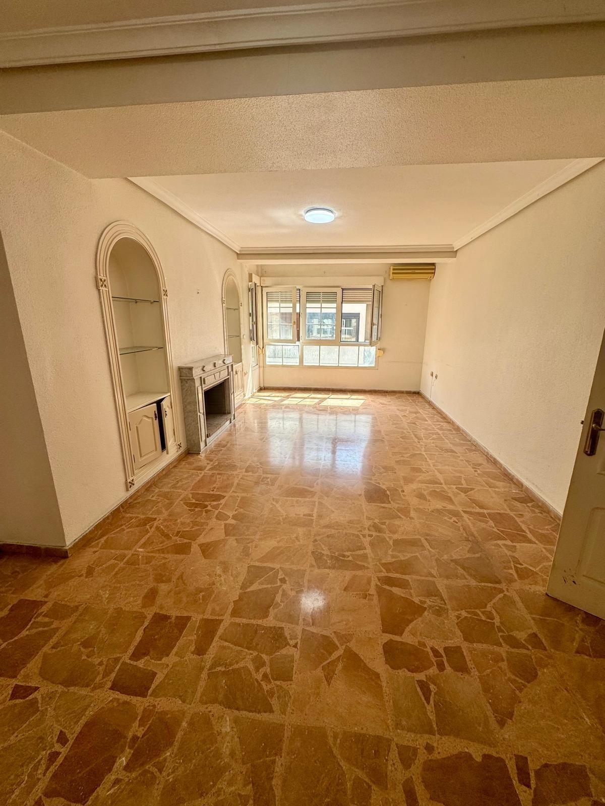 For sale - 5 Bedroom 2 Bathroom Apartment in Torrevieja - Centro  - Alicante