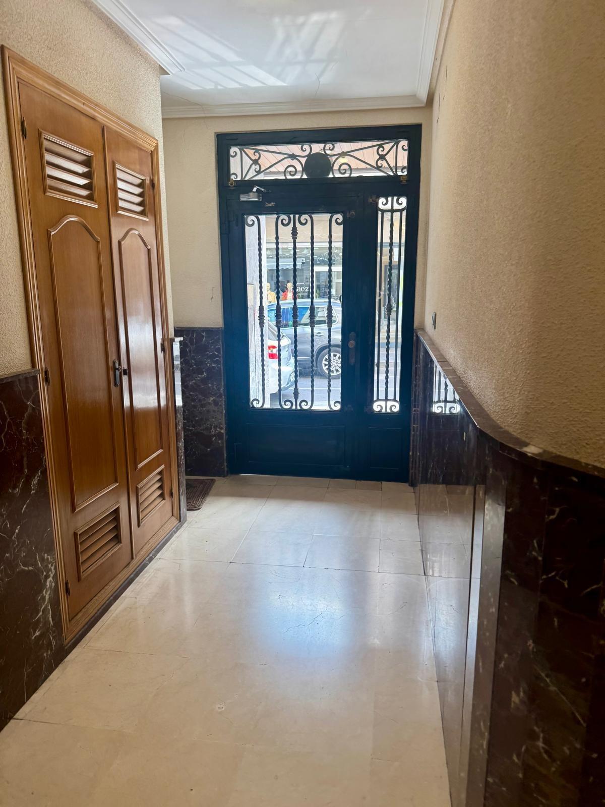 For sale - 5 Bedroom 2 Bathroom Apartment in Torrevieja - Centro  - Alicante