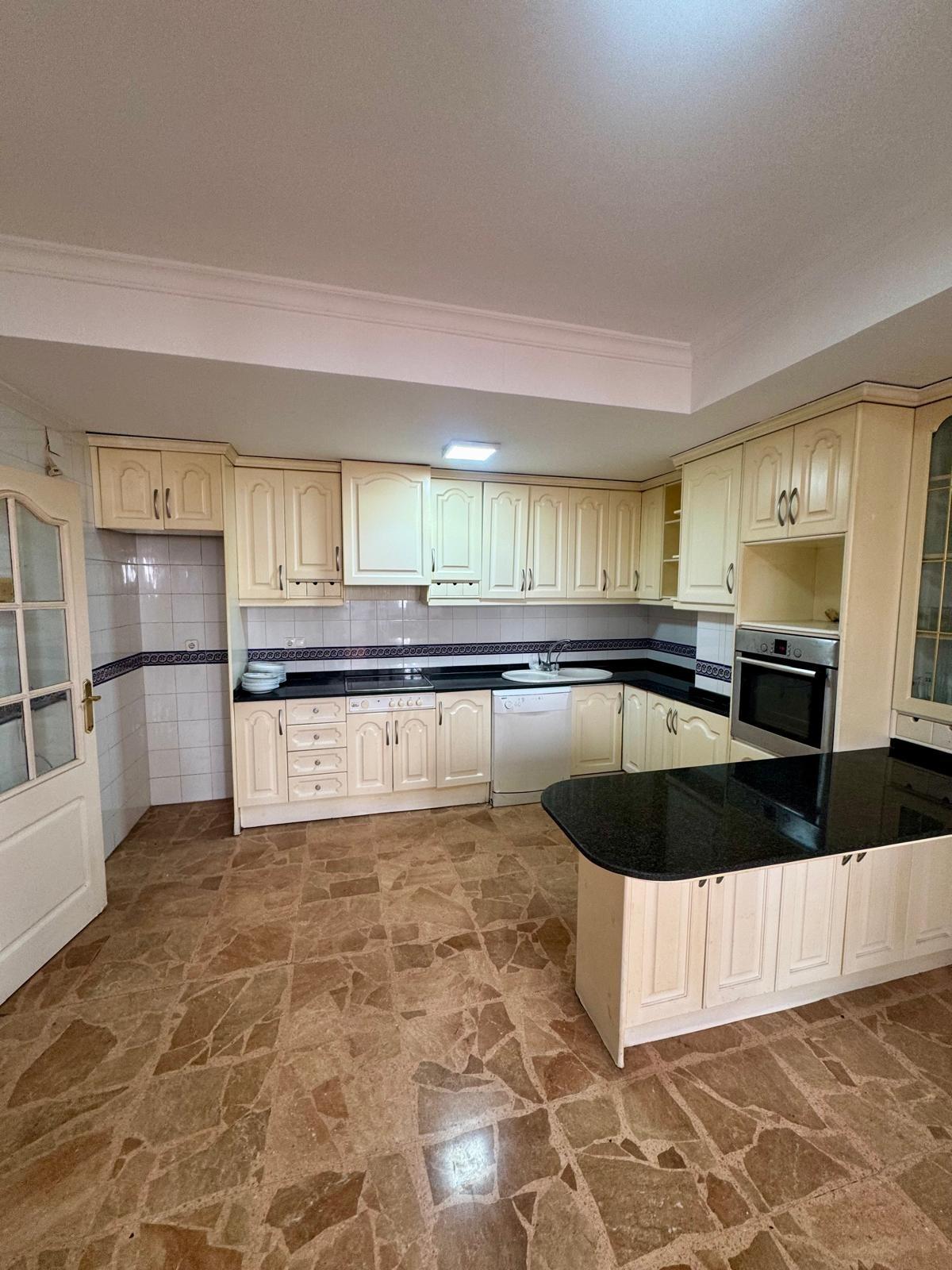 For sale - 5 Bedroom 2 Bathroom Apartment in Torrevieja - Centro  - Alicante