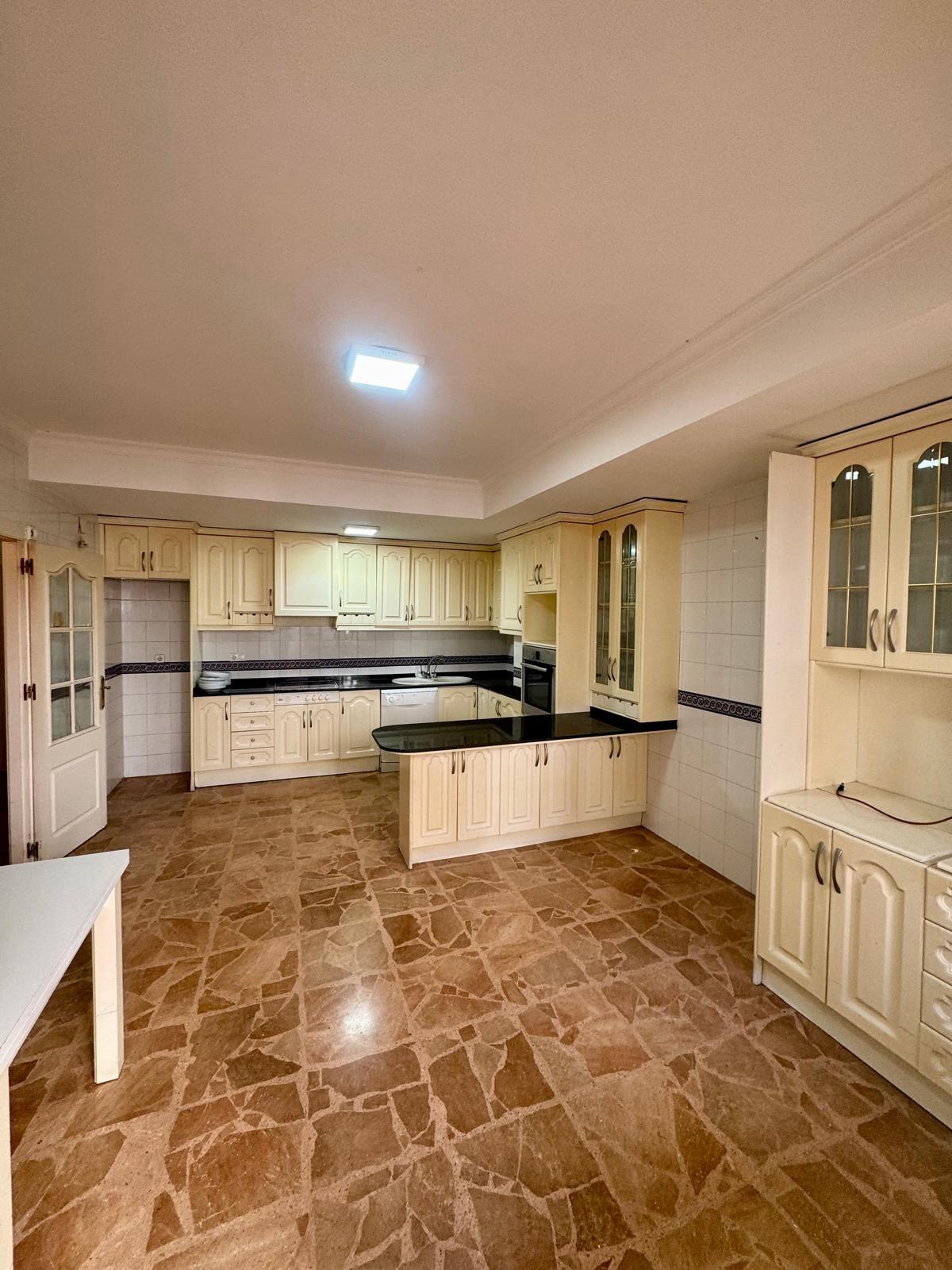For sale - 5 Bedroom 2 Bathroom Apartment in Torrevieja - Centro  - Alicante