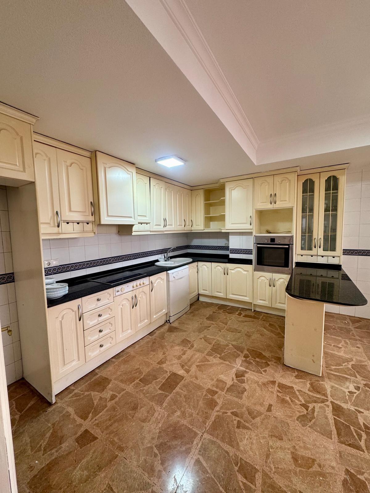 For sale - 5 Bedroom 2 Bathroom Apartment in Torrevieja - Centro  - Alicante