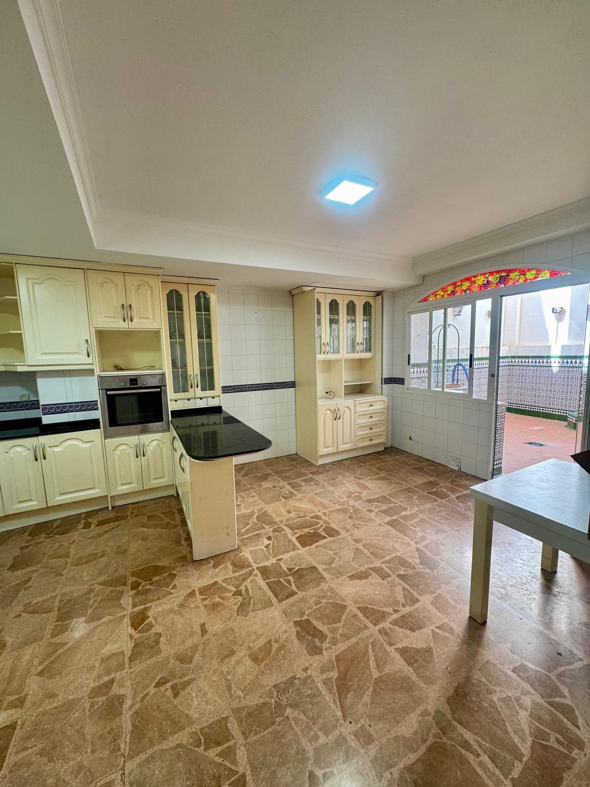 For sale - 5 Bedroom 2 Bathroom Apartment in Torrevieja - Centro  - Alicante