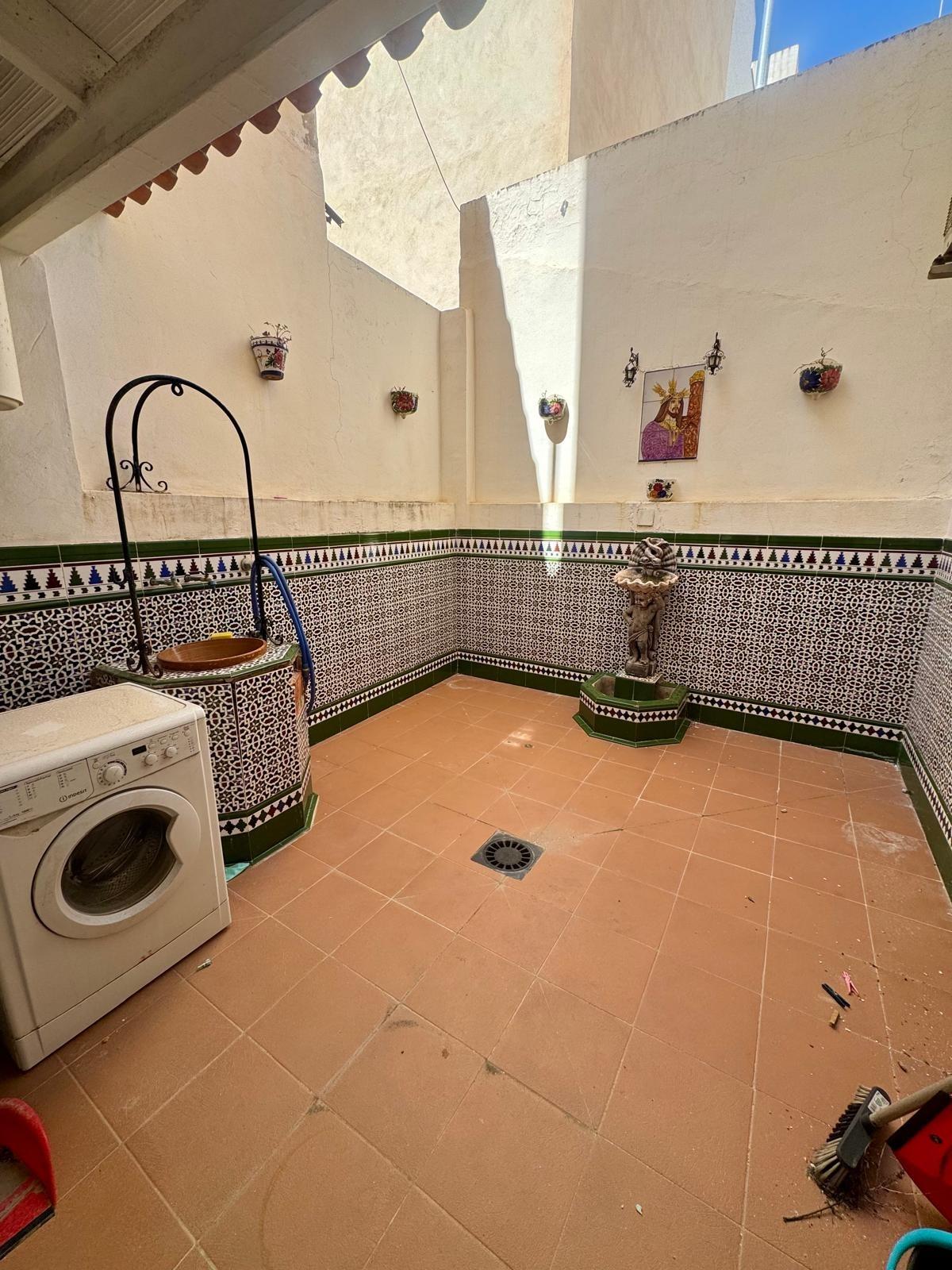 For sale - 5 Bedroom 2 Bathroom Apartment in Torrevieja - Centro  - Alicante