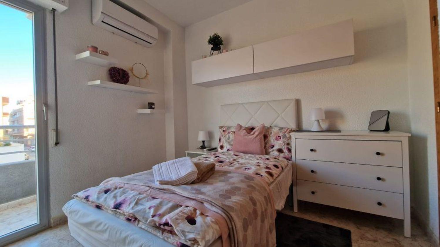 For sale - 3 Bedroom 2 Bathroom Apartment in Torrevieja - Playa De Los Locos  - Alicante