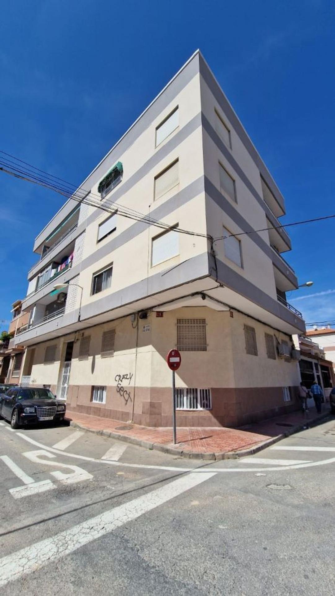 For sale - 3 Bedroom 2 Bathroom Apartment in Torrevieja - Playa De Los Locos  - Alicante