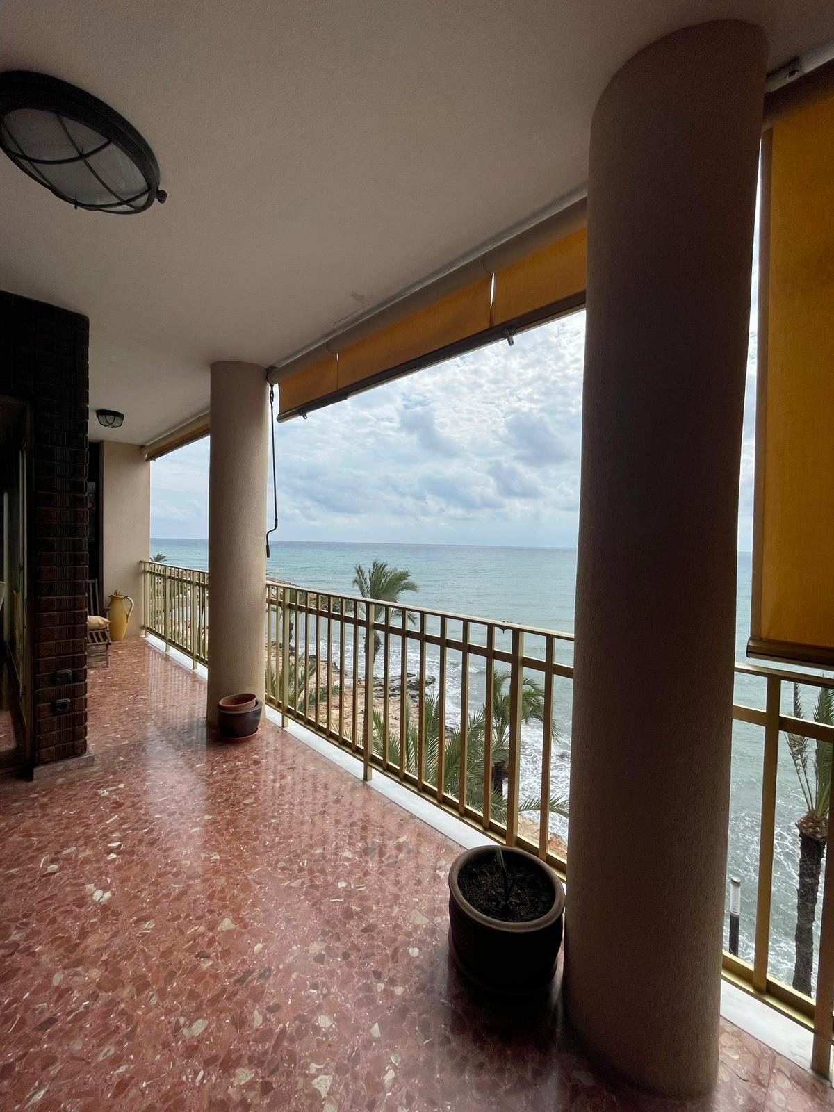 For sale - 4 Bedroom 3 Bathroom Apartment in Torrevieja - Las Piscinas Naturales  - Alicante