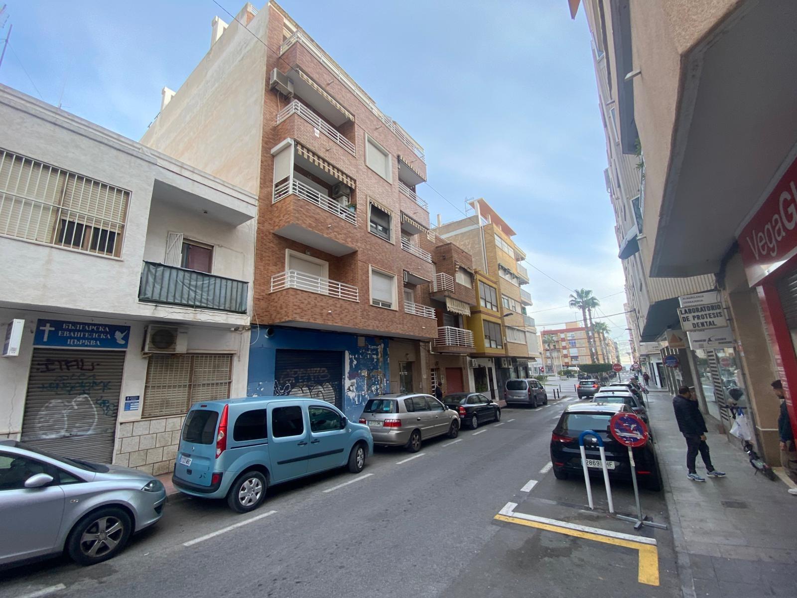 For sale - 3 Bedroom 2 Bathroom Apartment in Torrevieja - Estacion De Autobuses  - Alicante