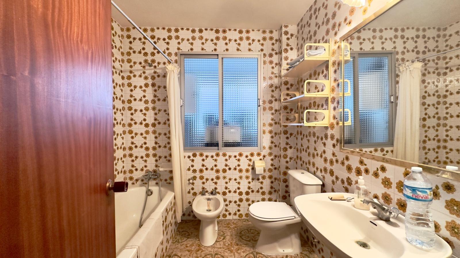 For sale - 4 Bedroom 2 Bathroom Apartment in Torrevieja - Torrevieja  - Alicante