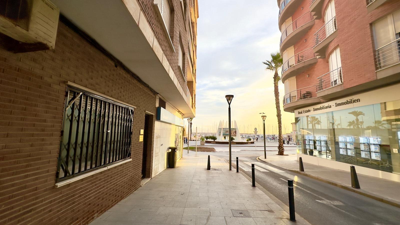 For sale - 4 Bedroom 2 Bathroom Apartment in Torrevieja - Torrevieja  - Alicante