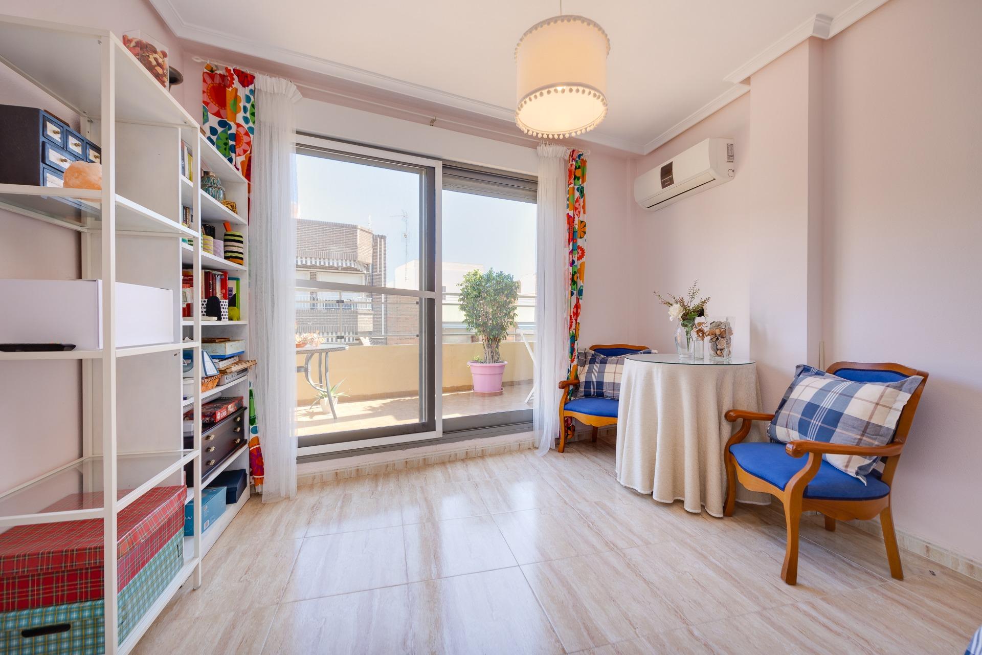 For sale - 2 Bedroom 1 Bathroom Penthouse in Torrevieja - Centro  - Alicante