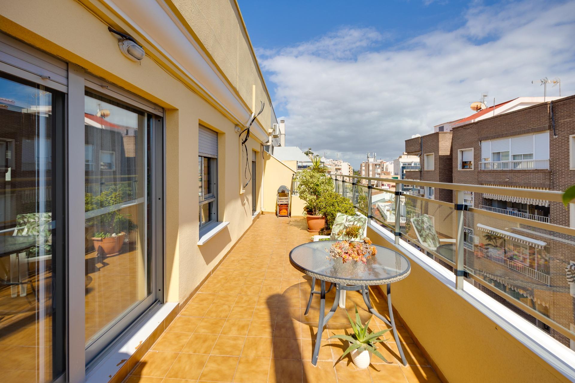 For sale - 2 Bedroom 1 Bathroom Penthouse in Torrevieja - Centro  - Alicante