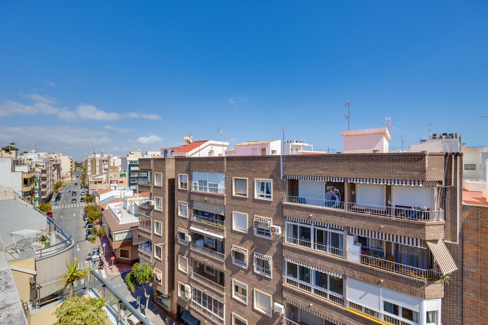For sale - 2 Bedroom 1 Bathroom Penthouse in Torrevieja - Centro  - Alicante