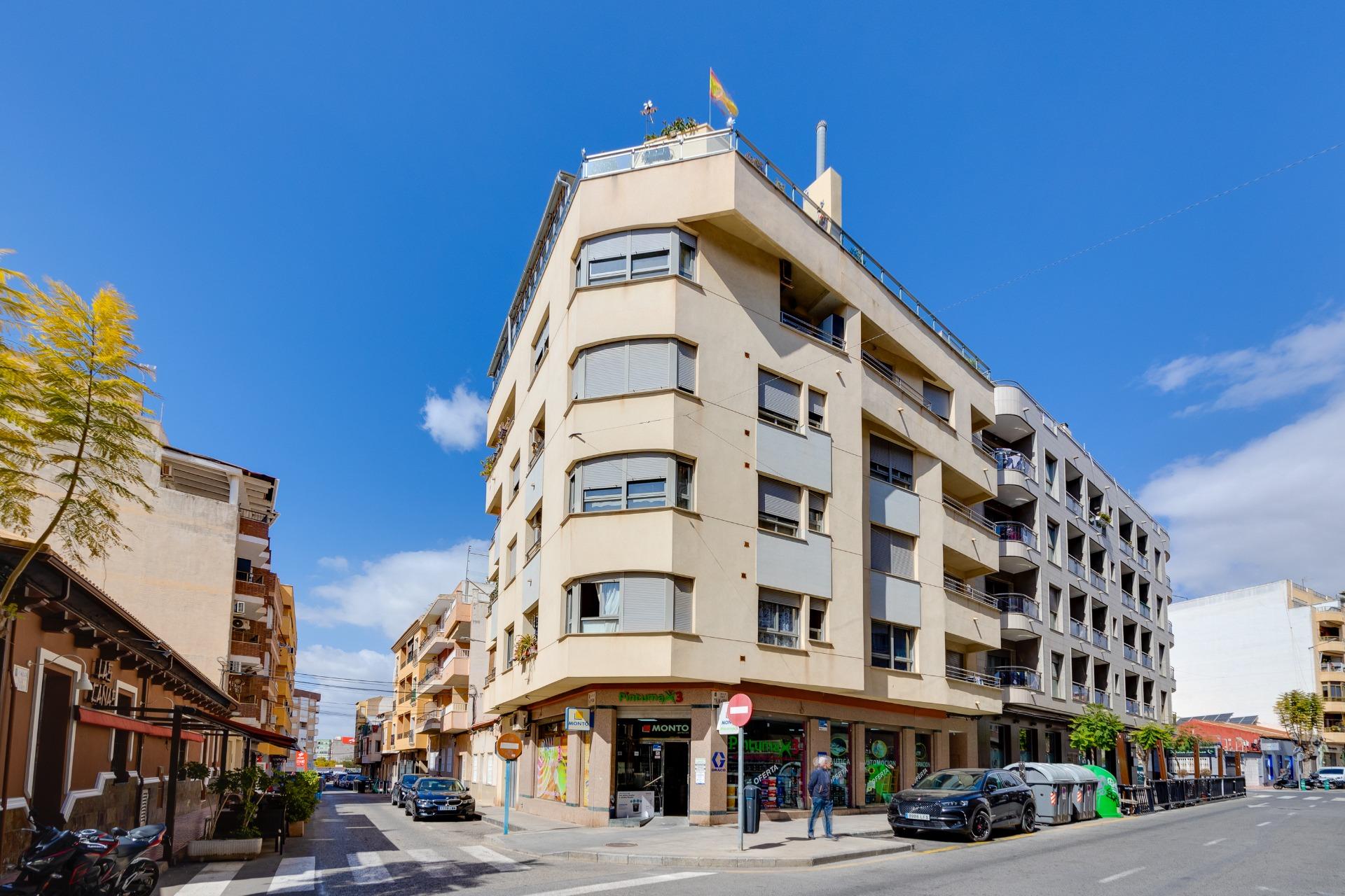 For sale - 2 Bedroom 1 Bathroom Penthouse in Torrevieja - Centro  - Alicante