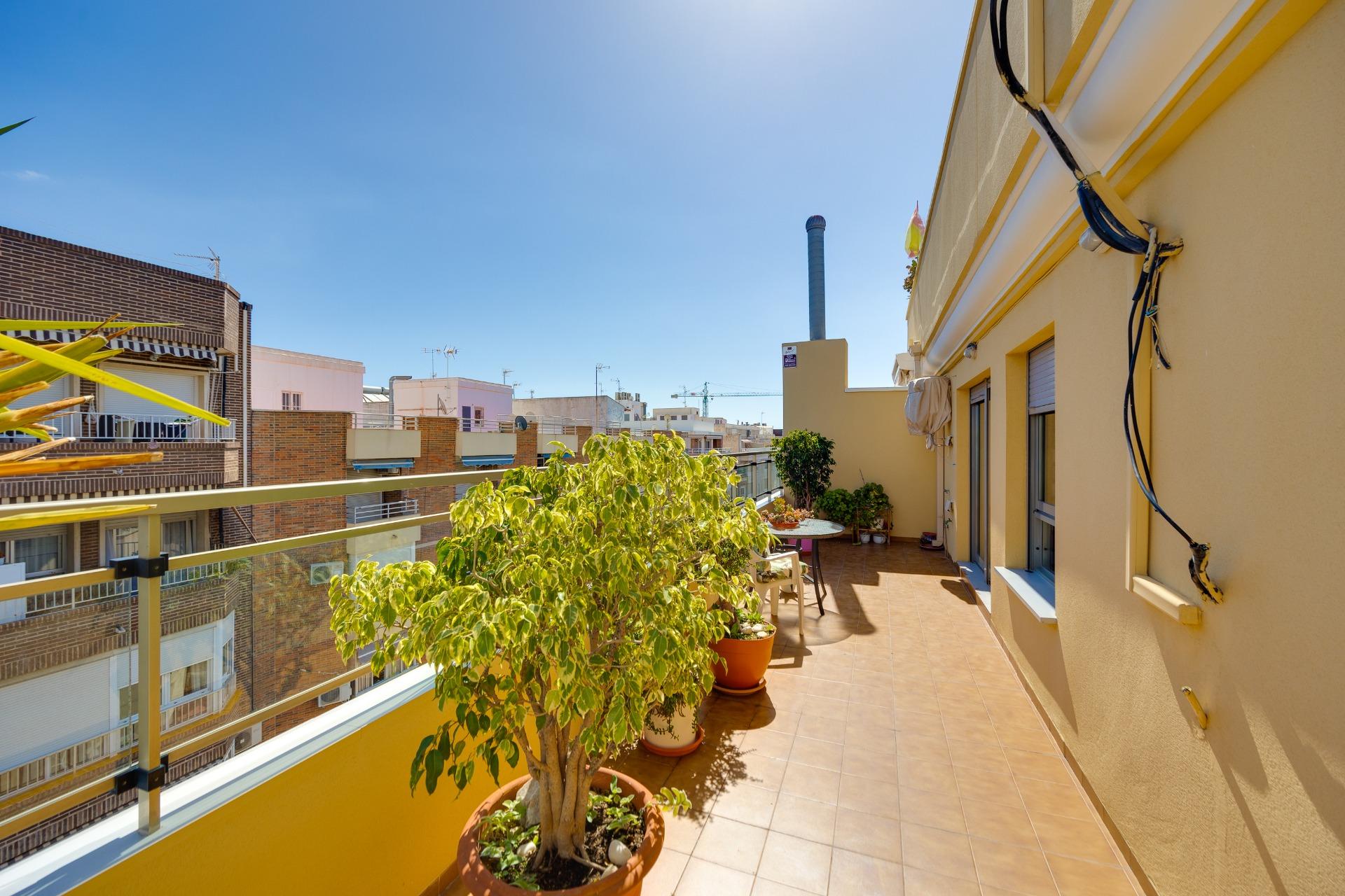 For sale - 2 Bedroom 1 Bathroom Penthouse in Torrevieja - Centro  - Alicante