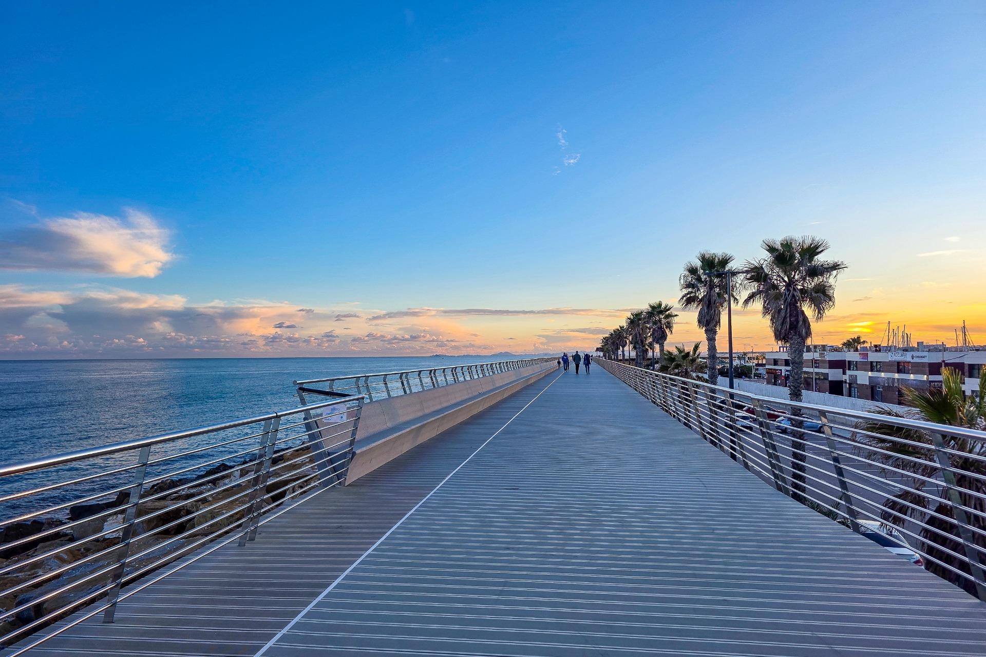 For sale - 2 Bedroom 1 Bathroom Penthouse in Torrevieja - Centro  - Alicante