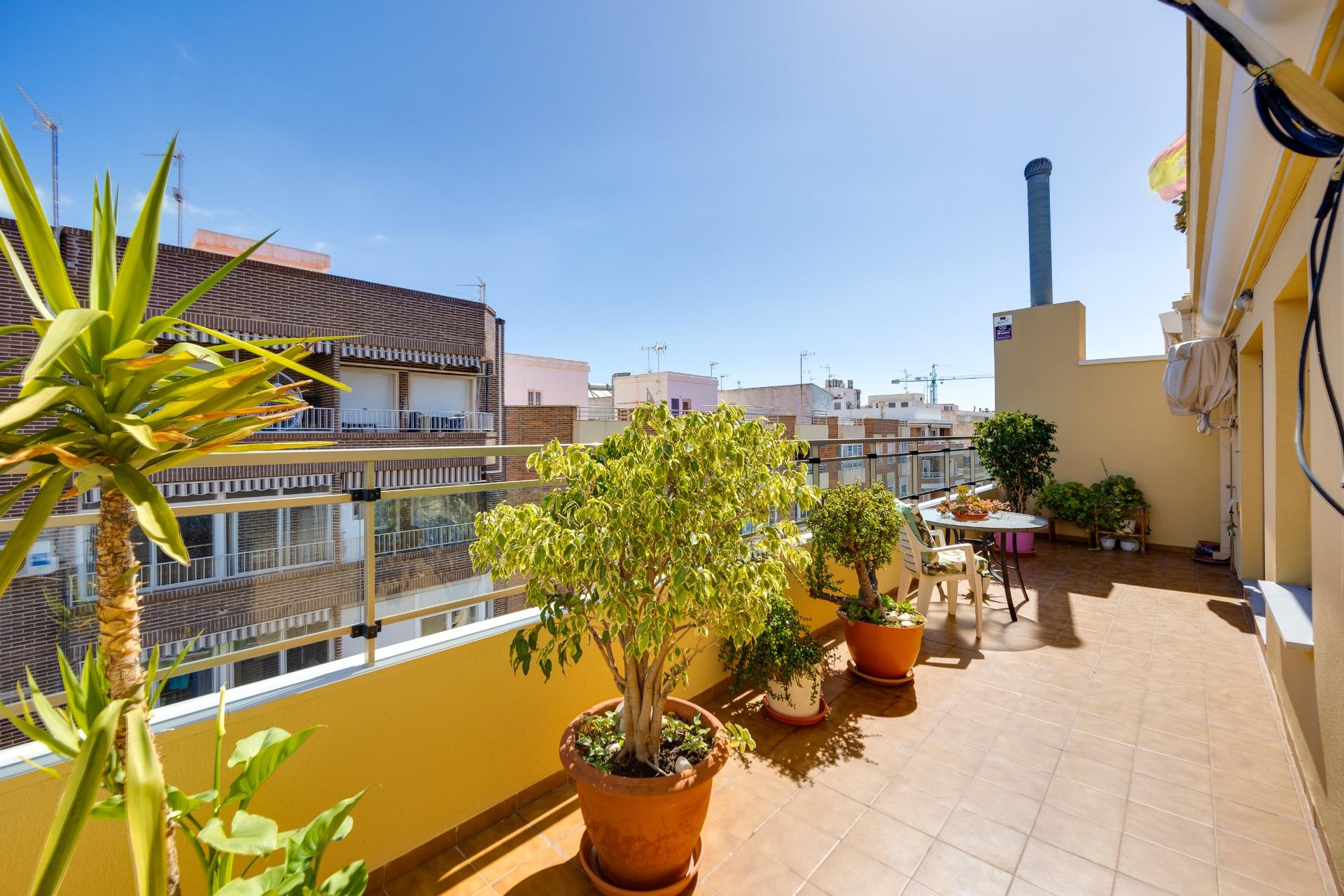 For sale - 2 Bedroom 1 Bathroom Penthouse in Torrevieja - Centro  - Alicante