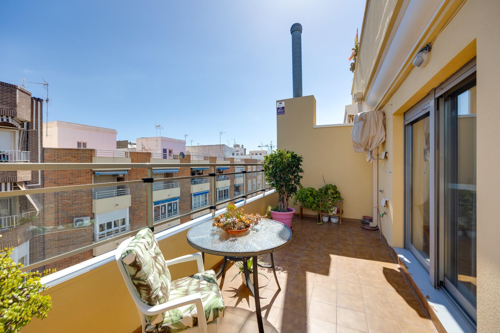For sale - 2 Bedroom 1 Bathroom Penthouse in Torrevieja - Centro  - Alicante