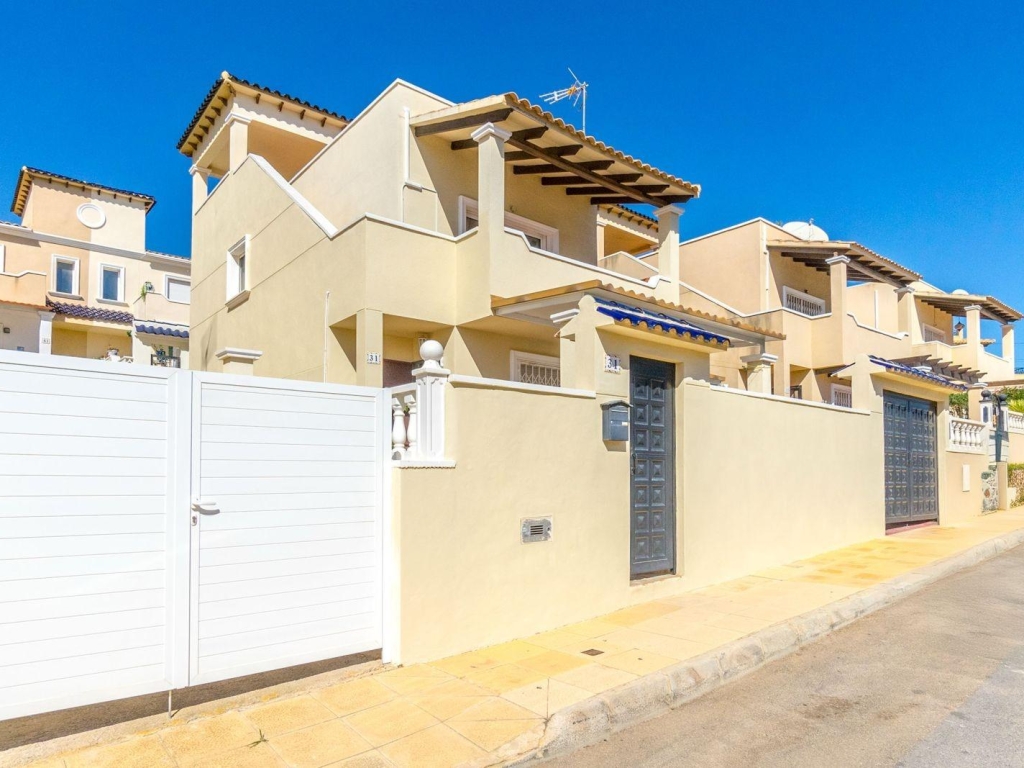 3 Bedroom 2 Bathroom Town House in San Miguel de Salinas