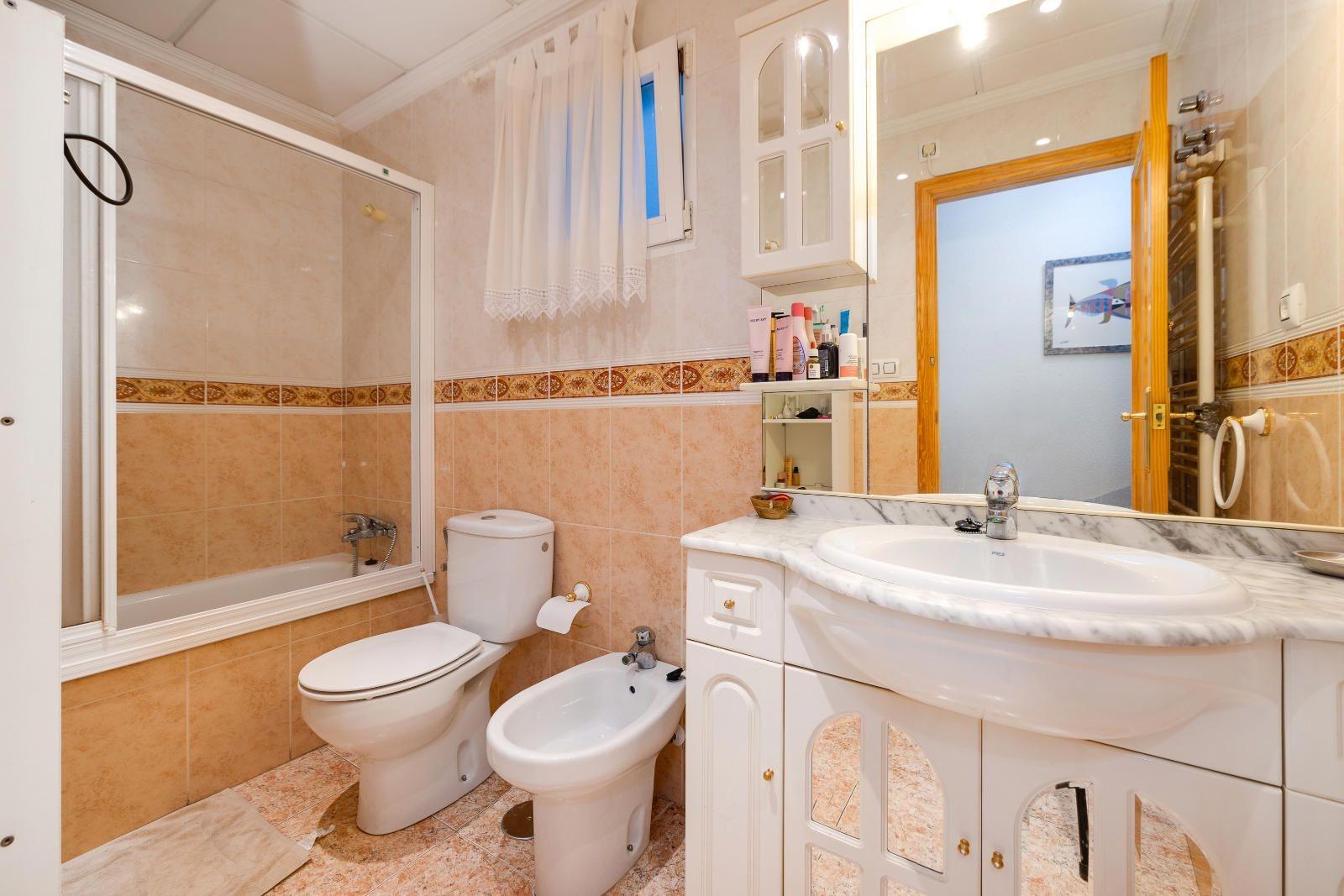 For sale - 3 Bedroom 2 Bathroom Apartment in Torrevieja - Torrevieja  - Alicante
