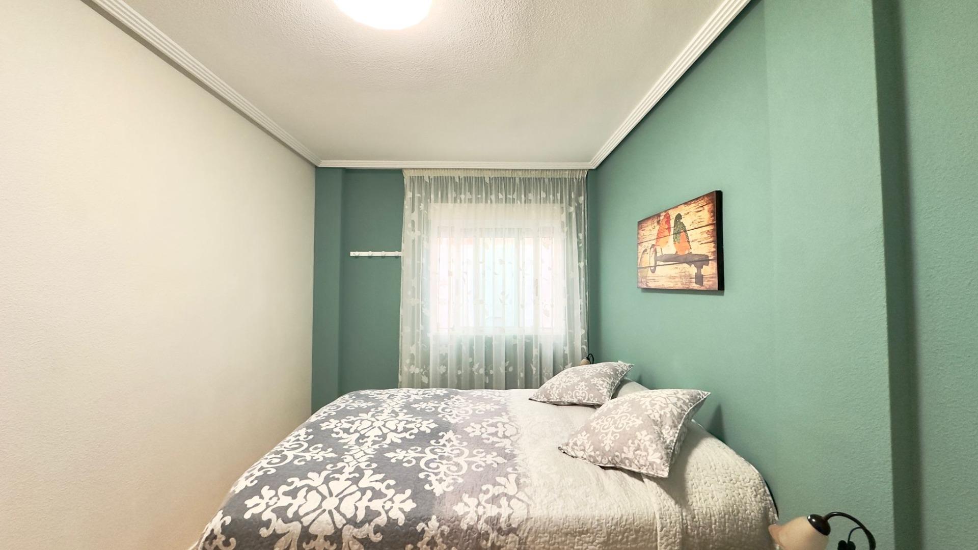 For sale - 2 Bedroom 1 Bathroom Bungalow in Torrevieja - Centro  - Alicante