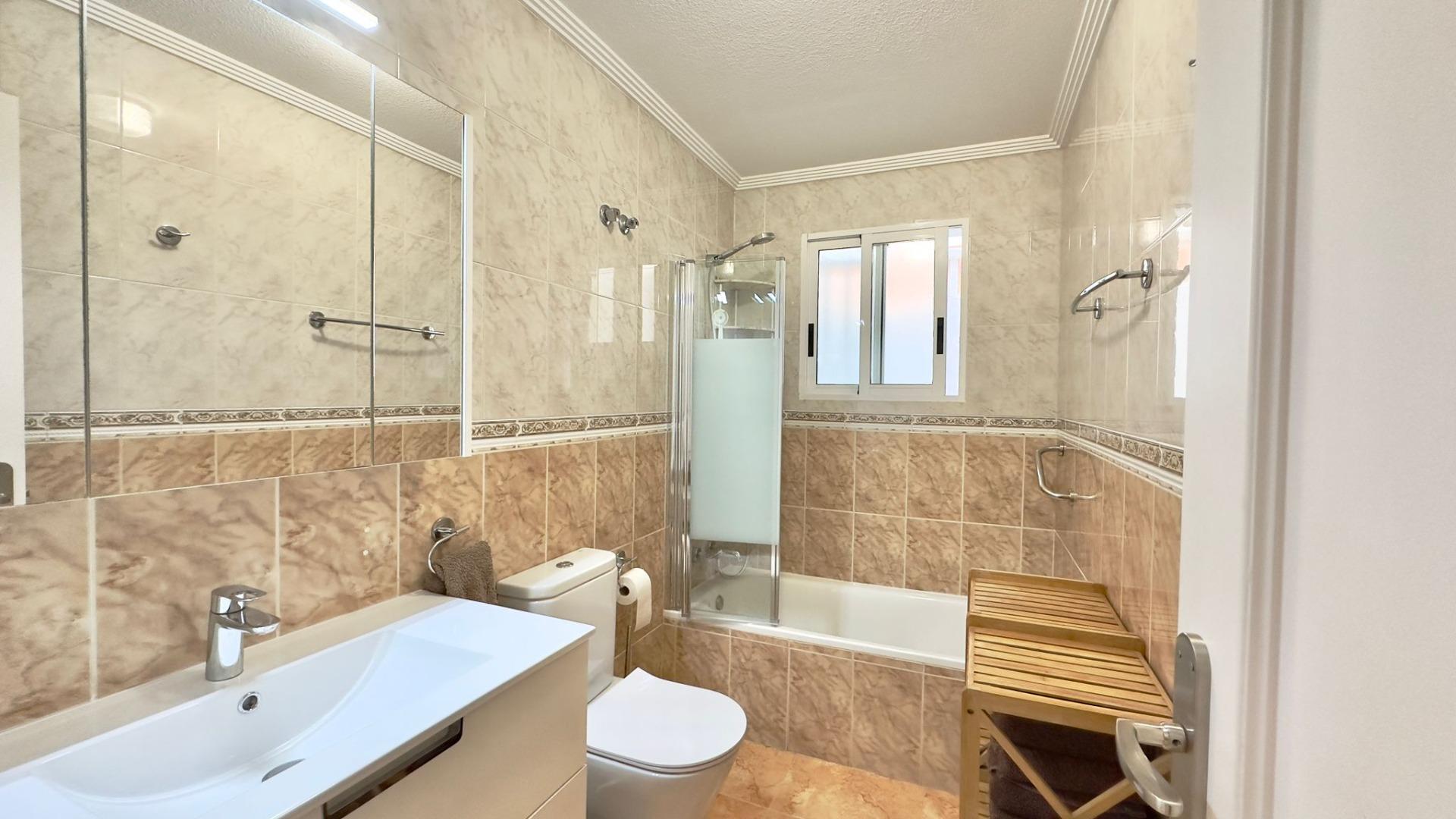 For sale - 2 Bedroom 1 Bathroom Bungalow in Torrevieja - Centro  - Alicante