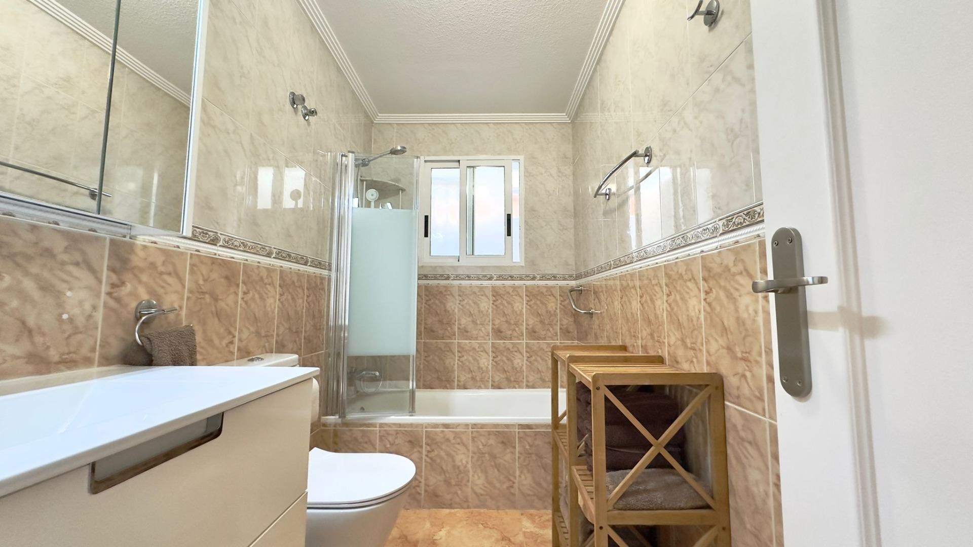 For sale - 2 Bedroom 1 Bathroom Bungalow in Torrevieja - Centro  - Alicante