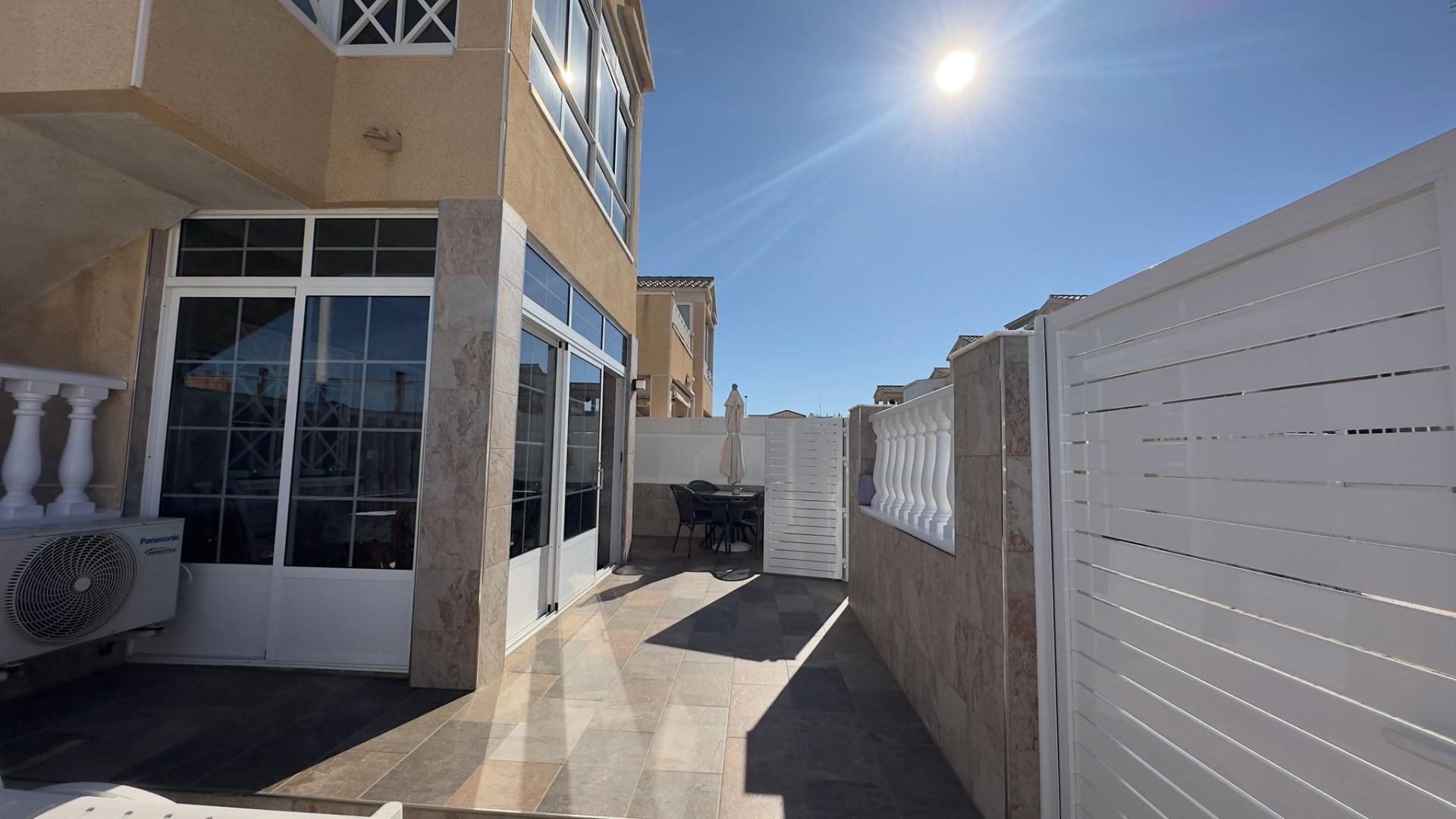 For sale - 2 Bedroom 1 Bathroom Bungalow in Torrevieja - Centro  - Alicante