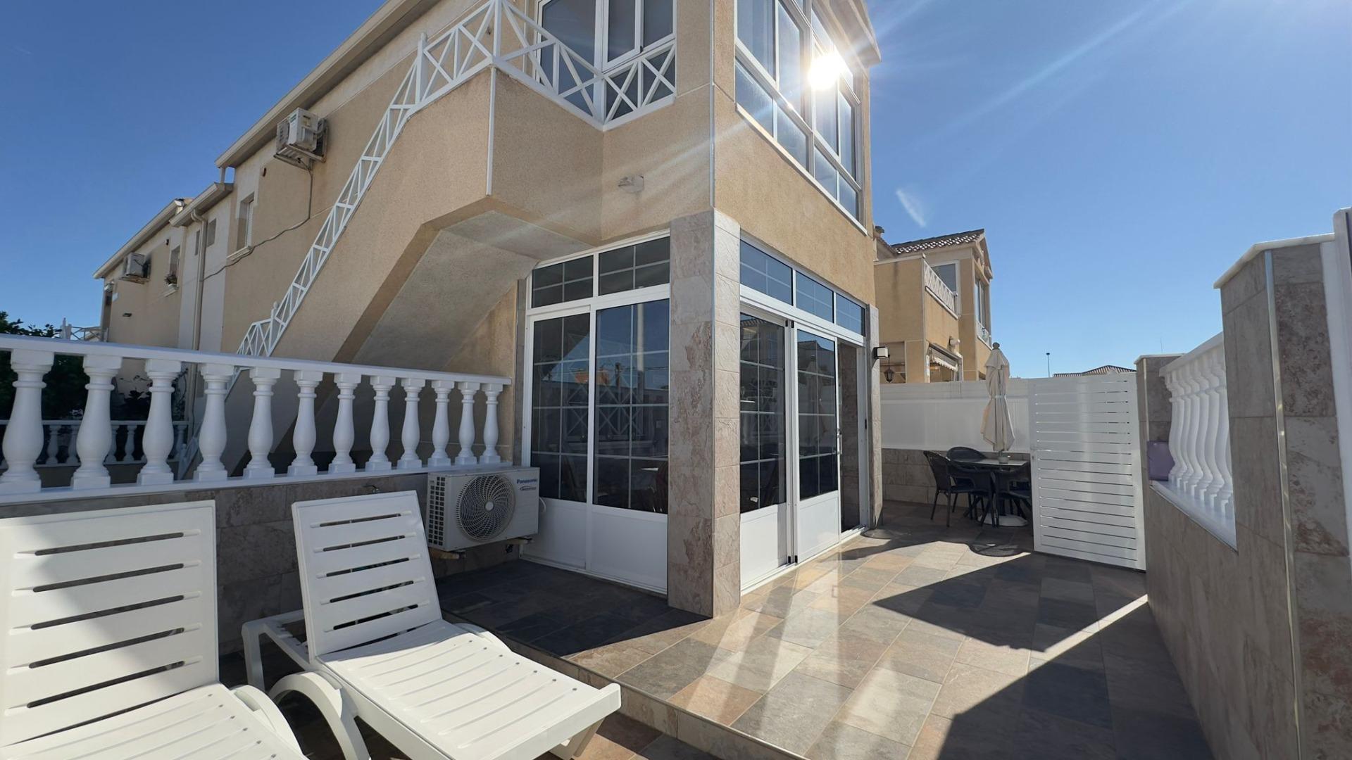 For sale - 2 Bedroom 1 Bathroom Bungalow in Torrevieja - Centro  - Alicante