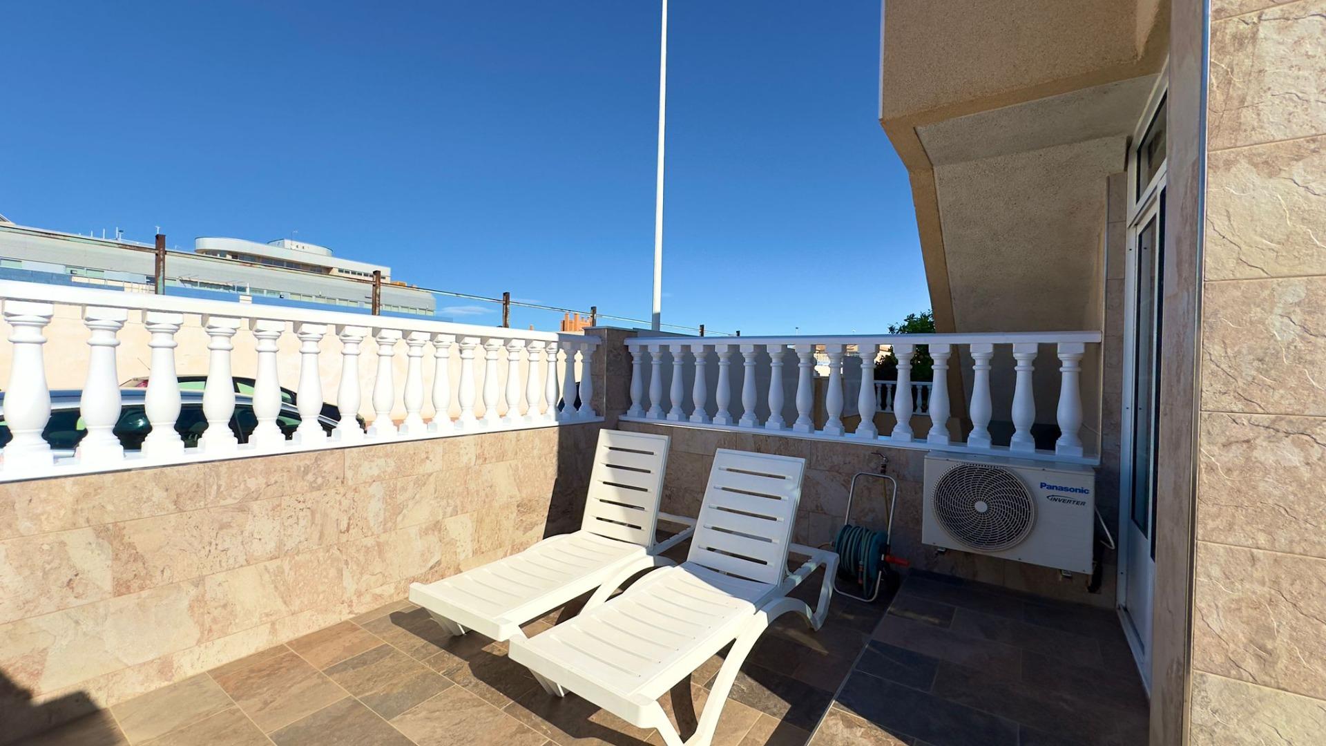 For sale - 2 Bedroom 1 Bathroom Bungalow in Torrevieja - Centro  - Alicante