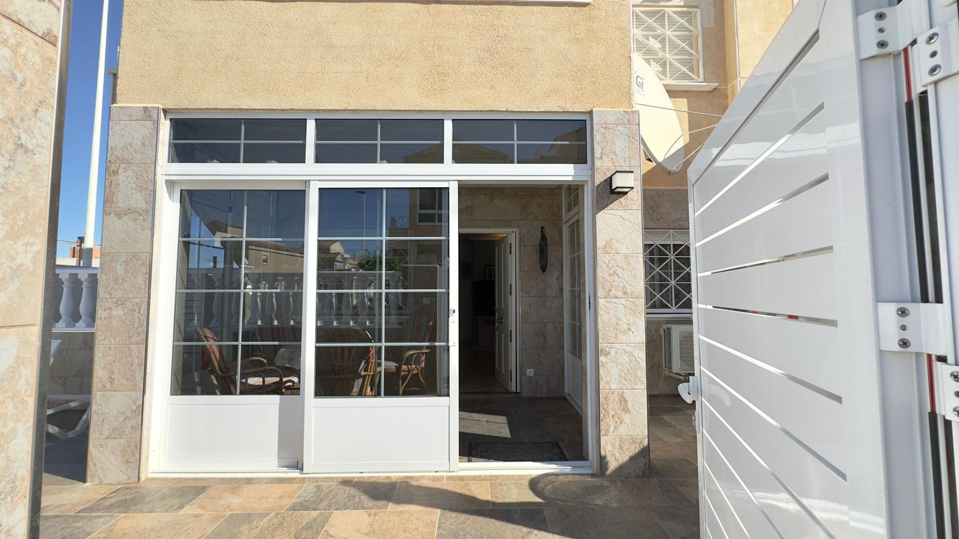 For sale - 2 Bedroom 1 Bathroom Bungalow in Torrevieja - Centro  - Alicante