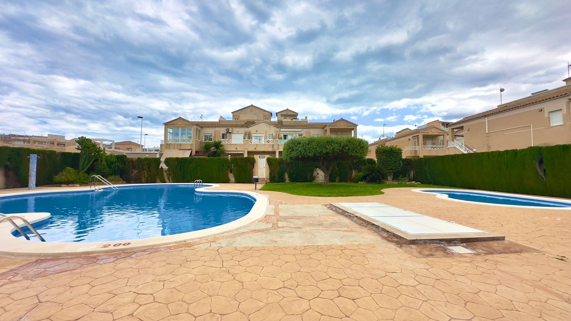 For sale - 2 Bedroom 1 Bathroom Bungalow in Torrevieja - Centro  - Alicante