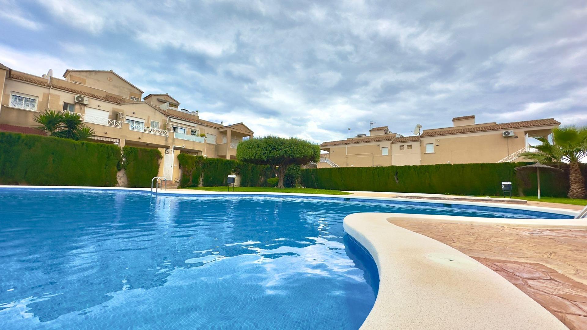 For sale - 2 Bedroom 1 Bathroom Bungalow in Torrevieja - Centro  - Alicante